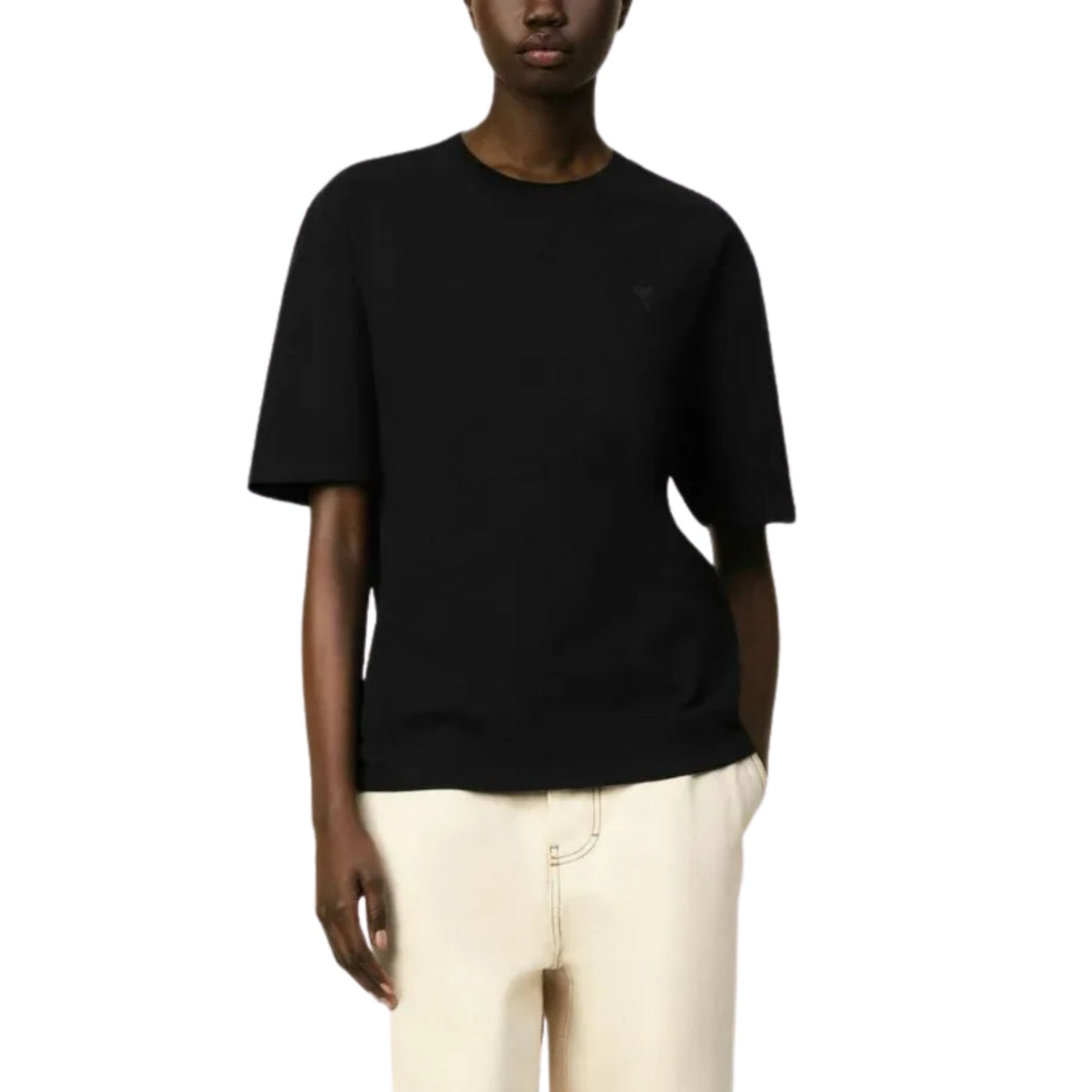 Ami de Cœur in black tonal – styled view