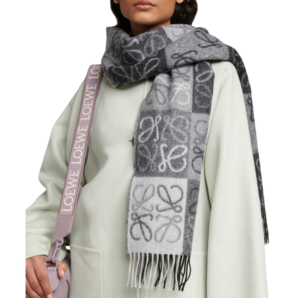 Anagram Scarf in grey – styled view