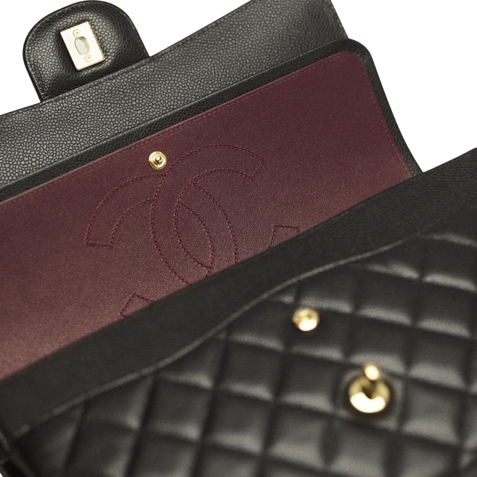 Medium Classic Flap in black – side view