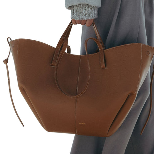 Cyme Tote in textured camel – detail view