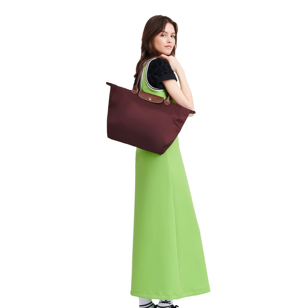Le Pliage Large in burgundy – styled view